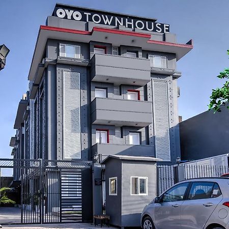 Oyo Townhouse 044 Sector 14 Gurugram Hotel Gurgaon Exterior photo