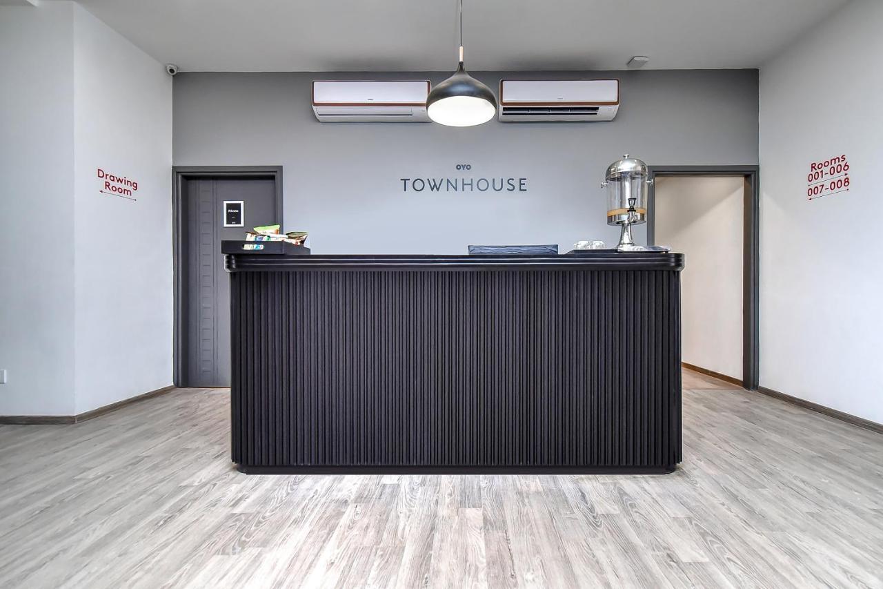 Oyo Townhouse 044 Sector 14 Gurugram Hotel Gurgaon Exterior photo