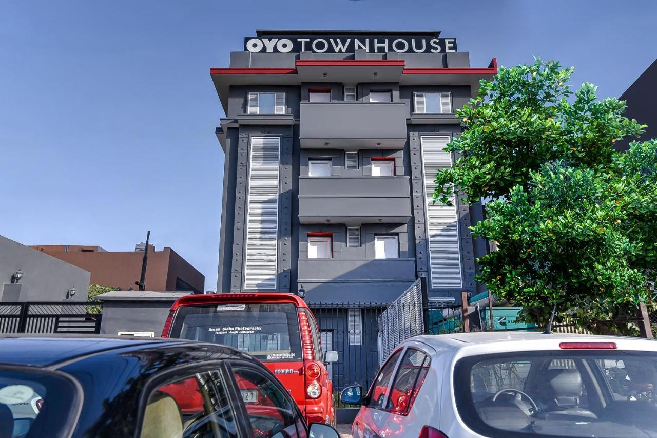 Oyo Townhouse 044 Sector 14 Gurugram Hotel Gurgaon Exterior photo